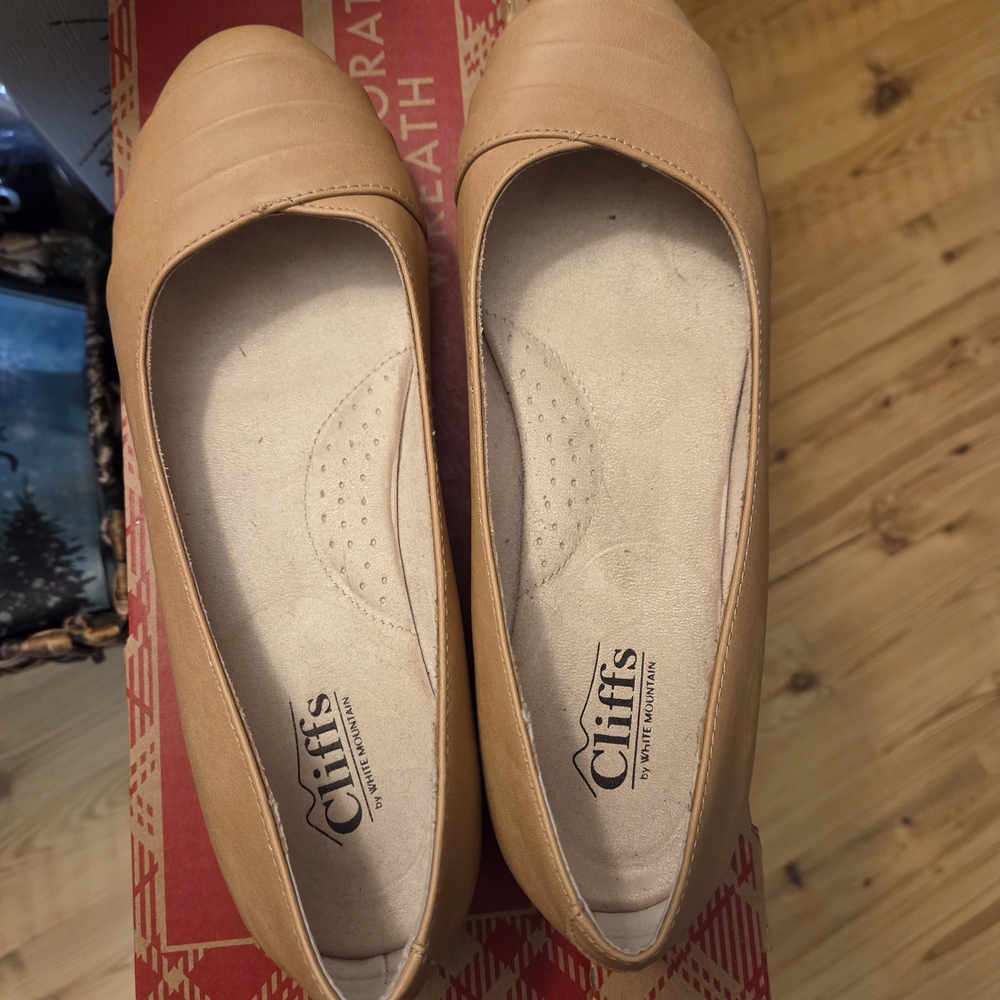 Women's Tan Flats